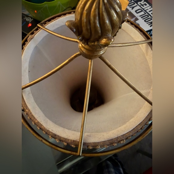 Vintage-Inspired Ornate Metal Table Lamp with Tasseled Lampshade Rare!! - Picture 6 of 7